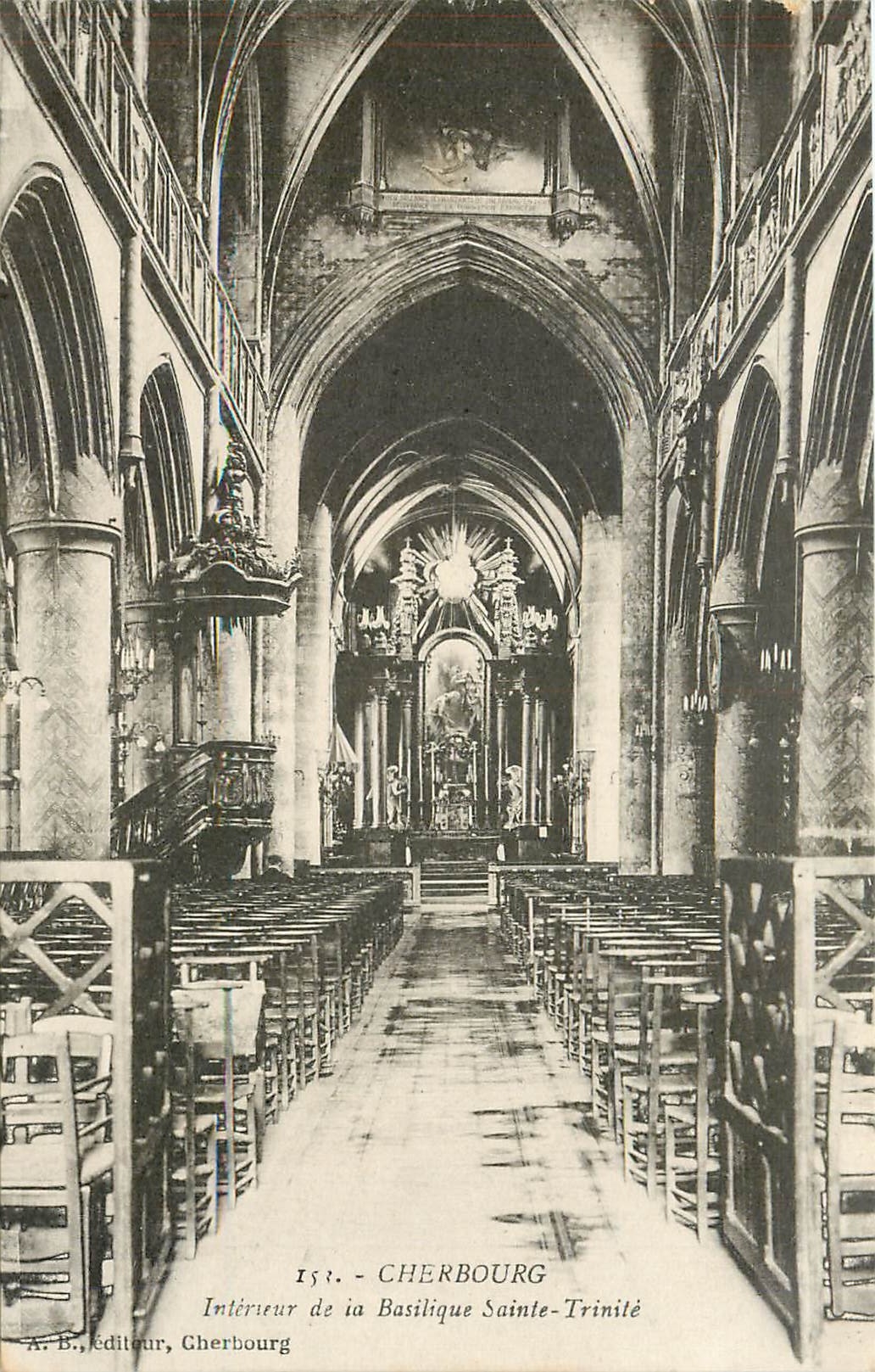 CPA Cherbourg Interieur de la Basilique Sainte Trinite 