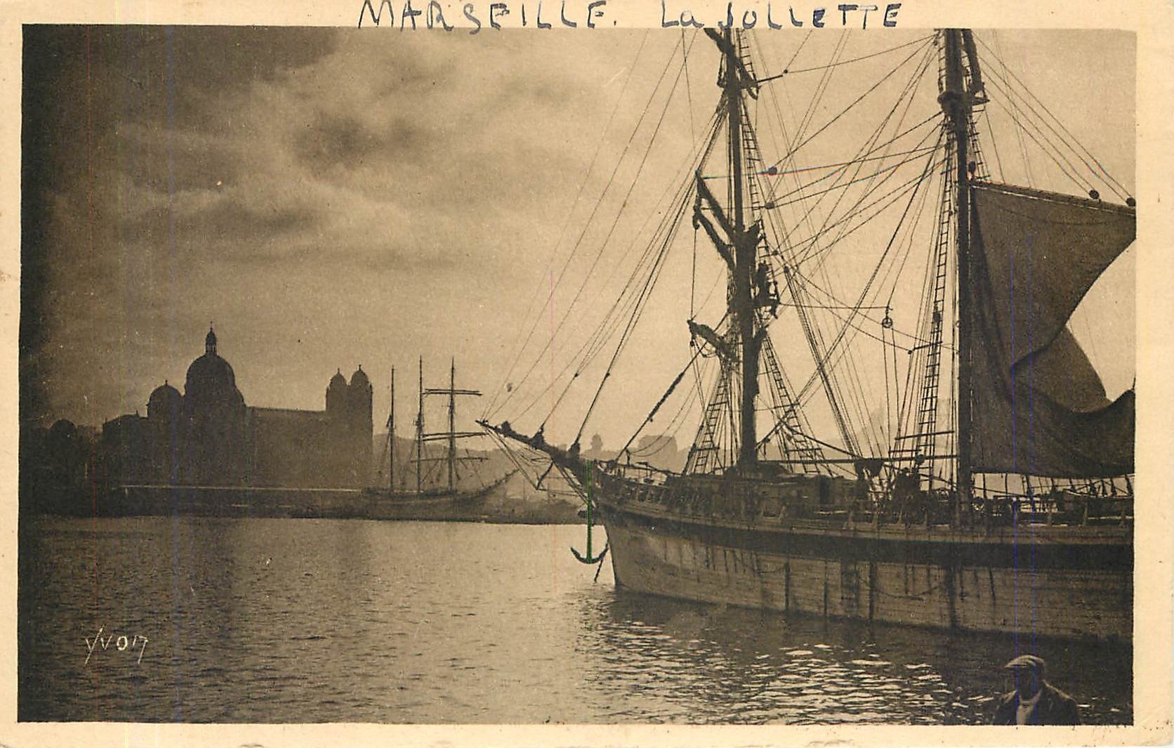 CPA Marseille Bouches du Rhone Le Port de la Joliette Bateau