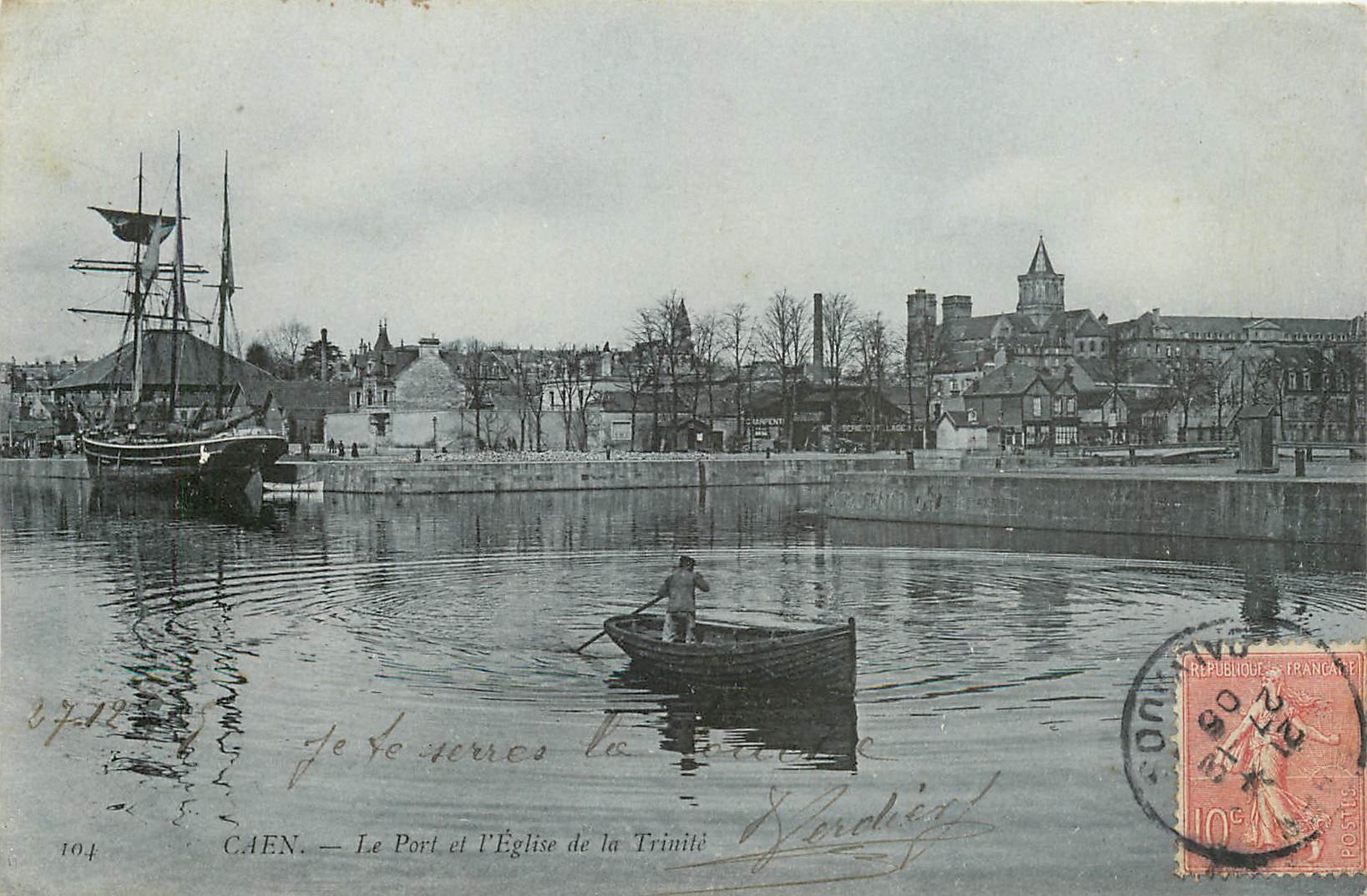 CPA Caen Le Port et l'Eglise de la Trinite Bateau