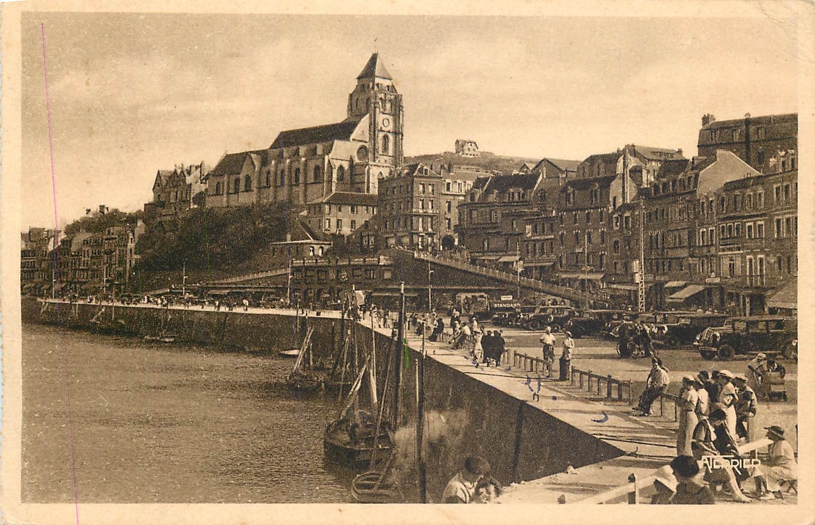CPA Le Treport Seine Inf Les Quais Bateaux de peche