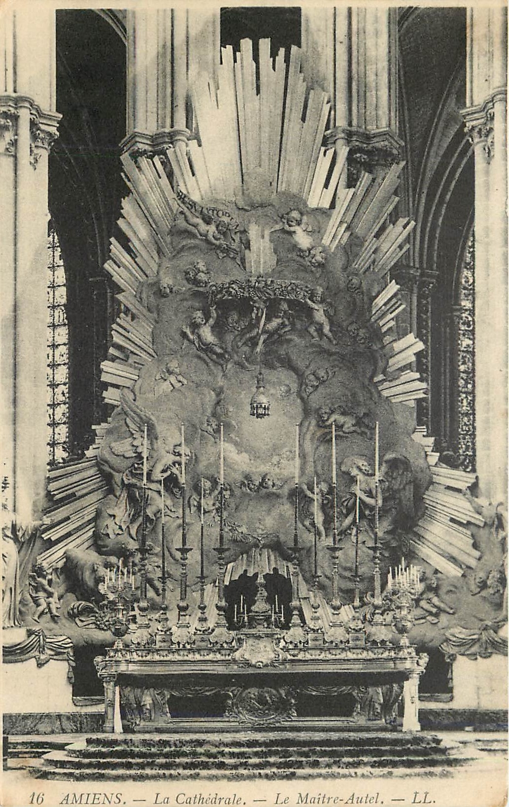 CPA Amiens La Cathedrale Le Maitre Autel 