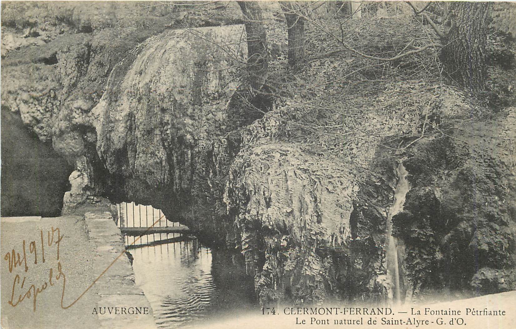 CPA Auvergne Clermont Ferrand La Fontaine Petrfiante Le Pont naturel de Saint Alyre G d'O 