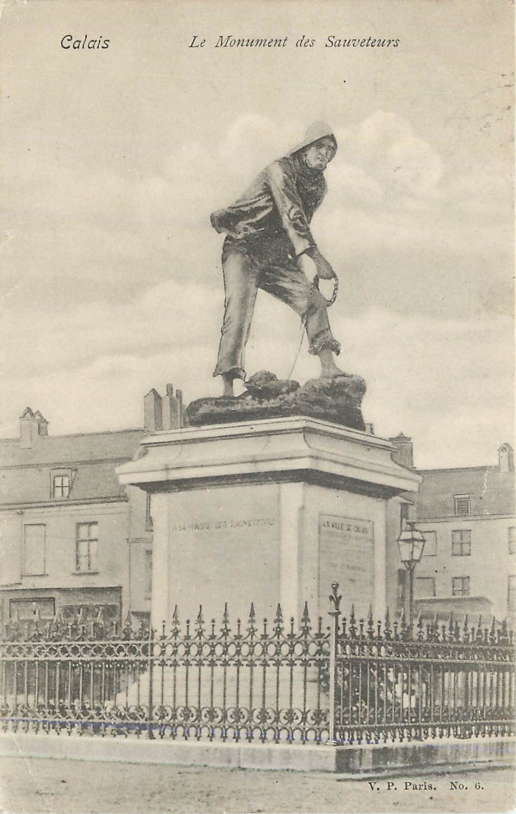 CPA Calais Le Monument des Sauveteurs 
