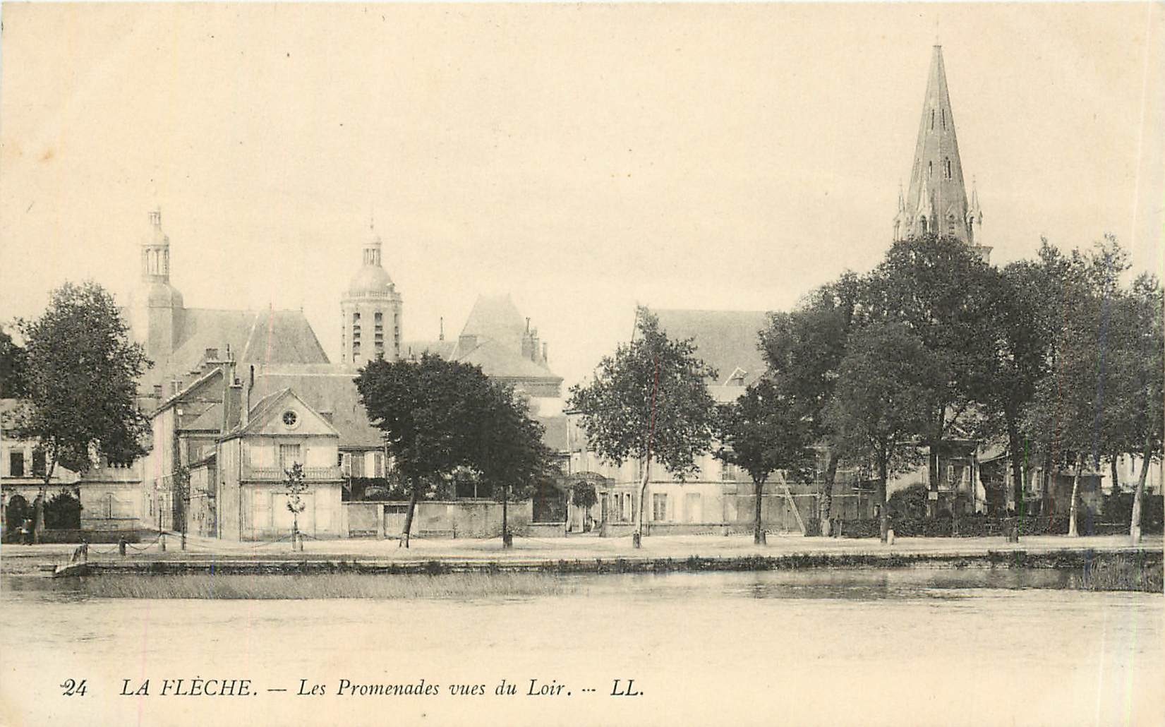 CPA La Fleche Les Promenades vues du Loir 