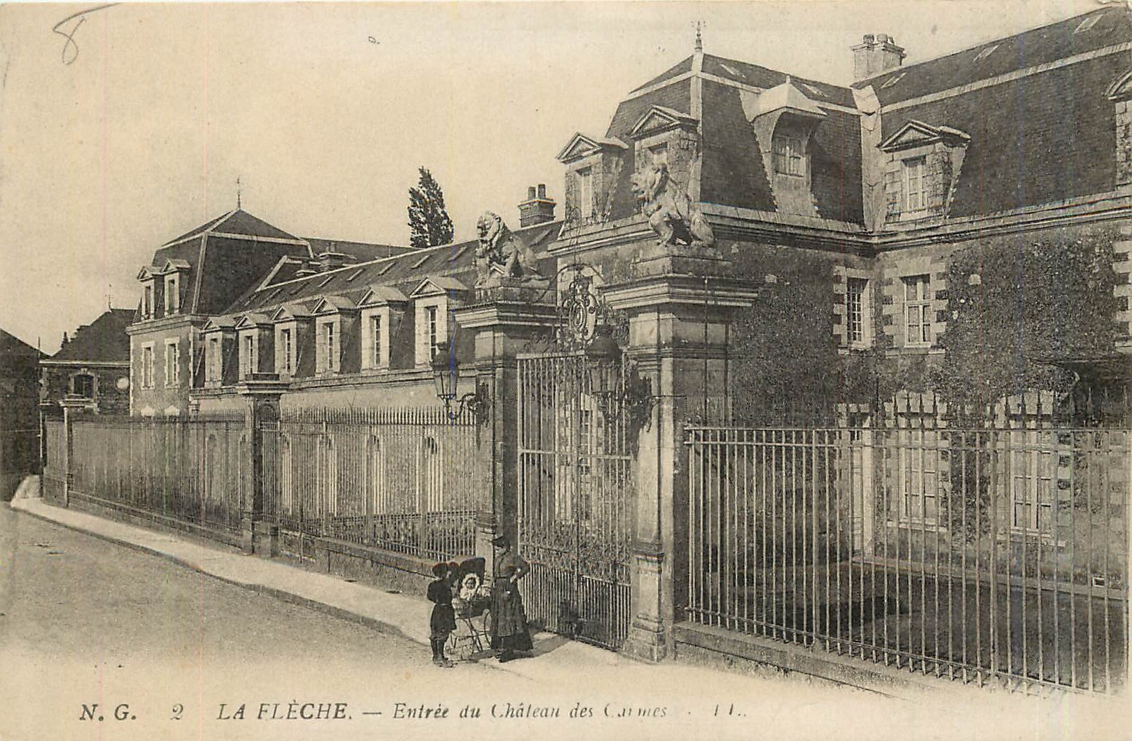 CPA La Fleche Entree du Chateau des Carmes