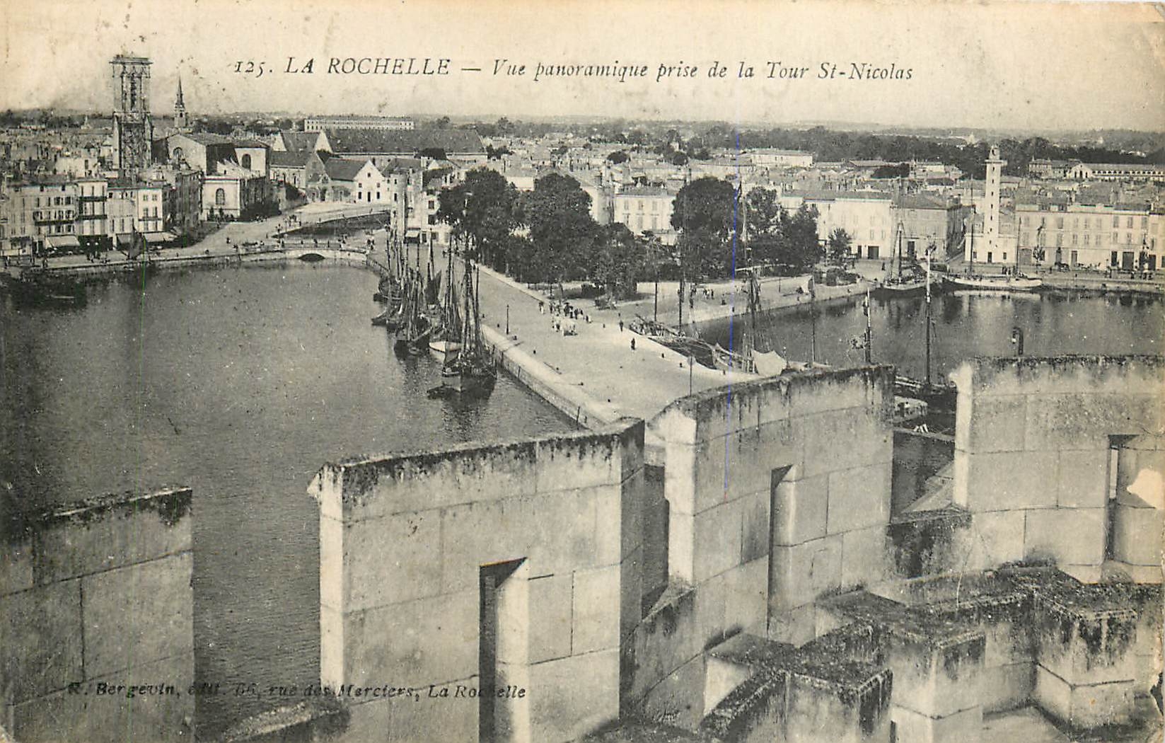 CPA La Rochelle Vue panoramique prise de la Tour St Nicolas 