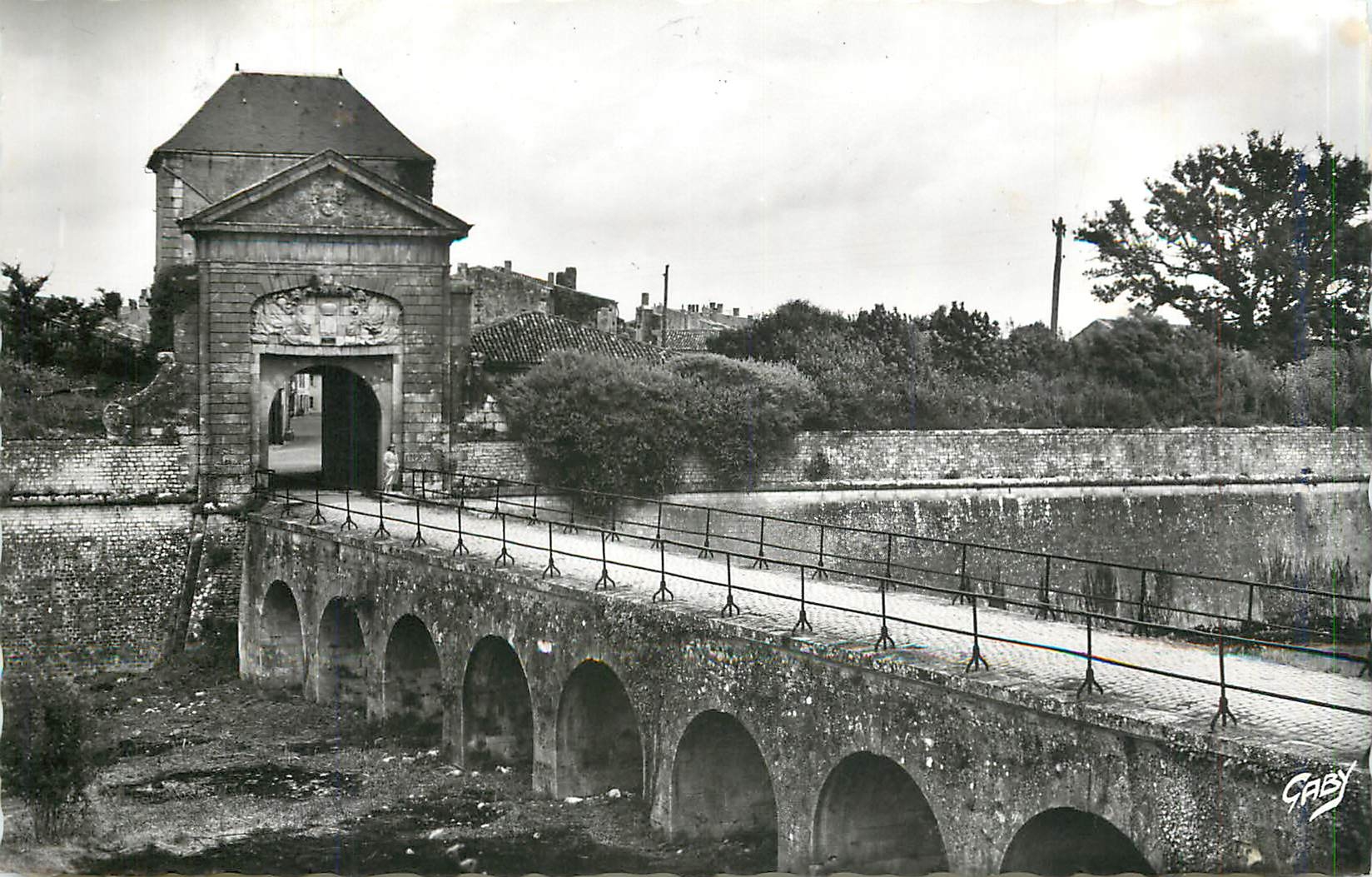 CPM Ile De Re Ch Mme Saint Martin De Re Porte des Campani 