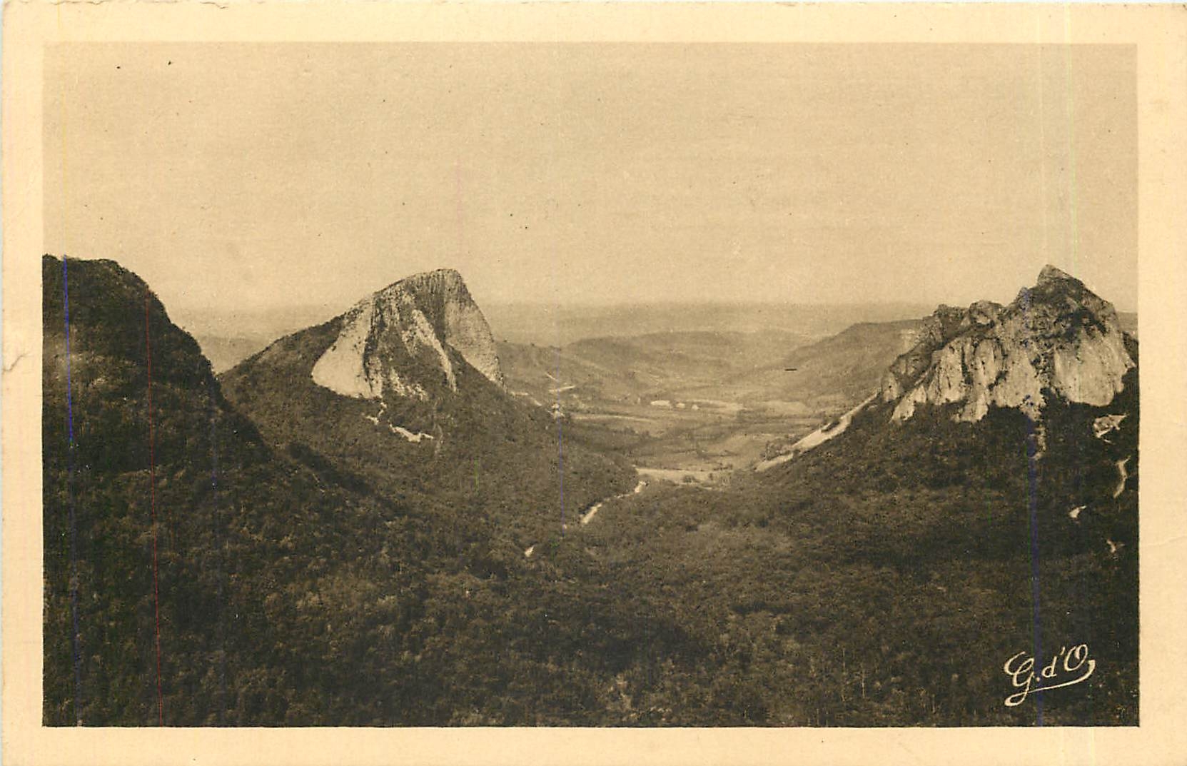 CPA L'Auvergne Poetique Environs du Mont Dore Roche Tuiliere et Roche Sanadoire 