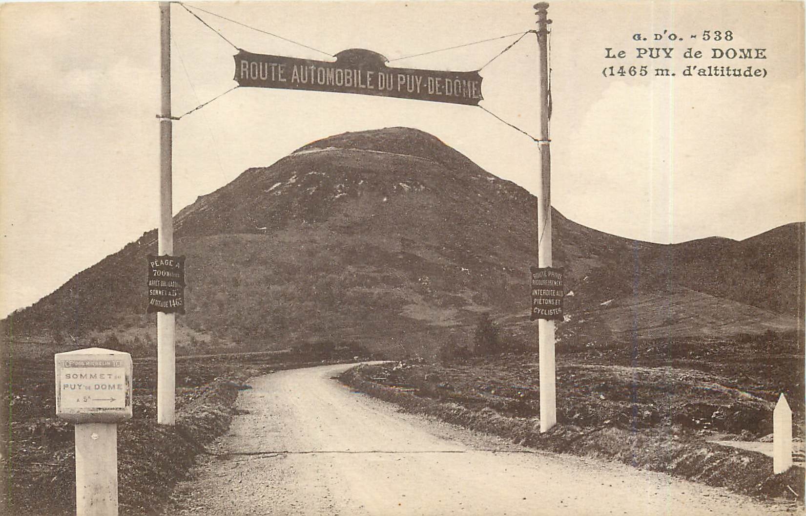 CPA Le Puy de Dome Route automobile du Puy de Dome