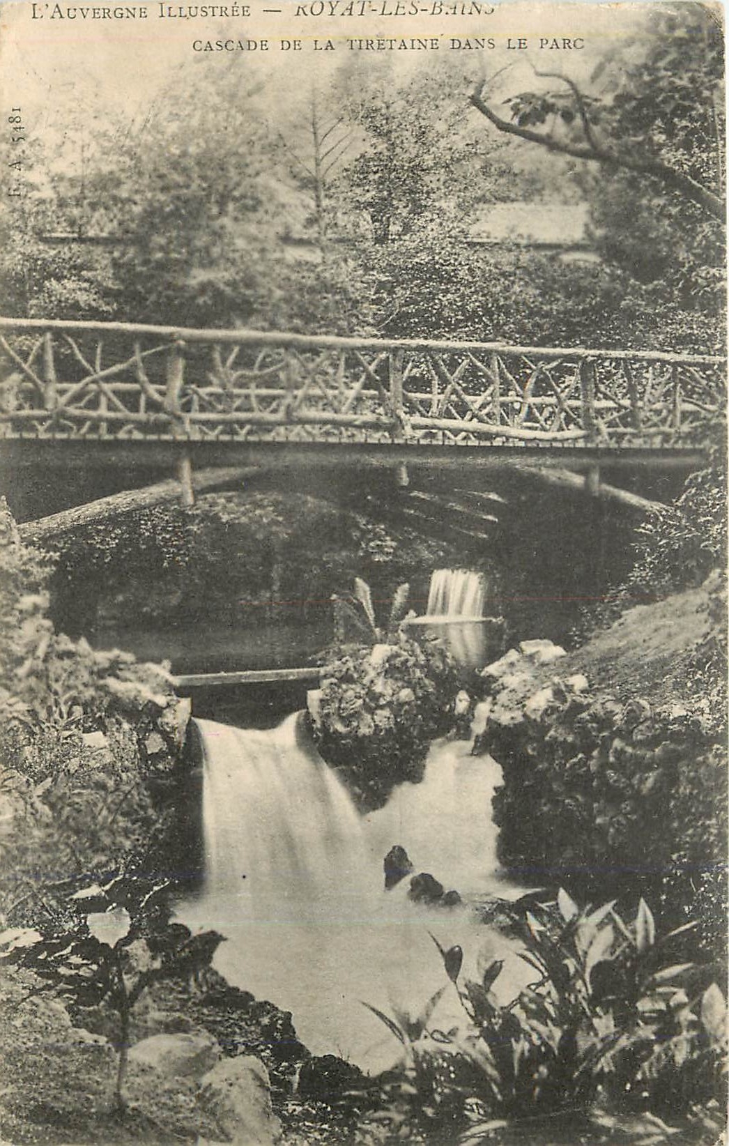 CPA L'Auvergne Illustree Royat les Bains Cascade de la Tiretaine dans le Parc 