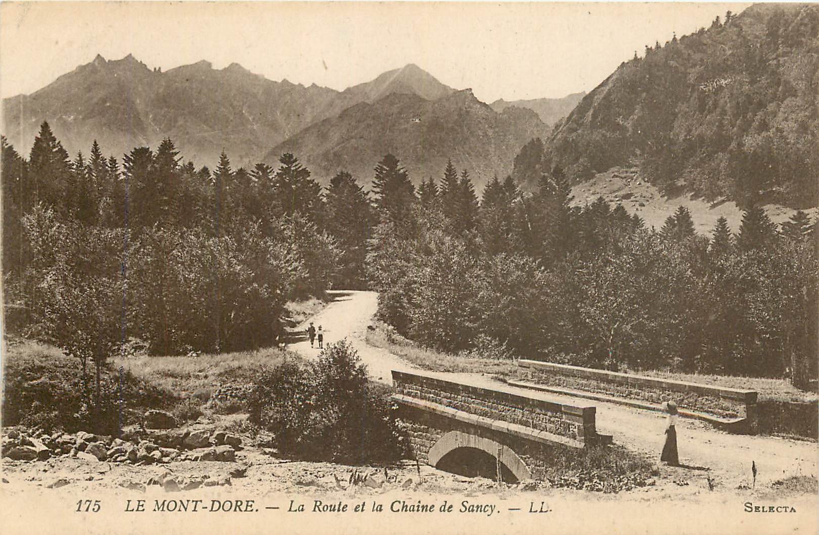 CPA Le Mont Dore La Route et la Chaine de Sancy 