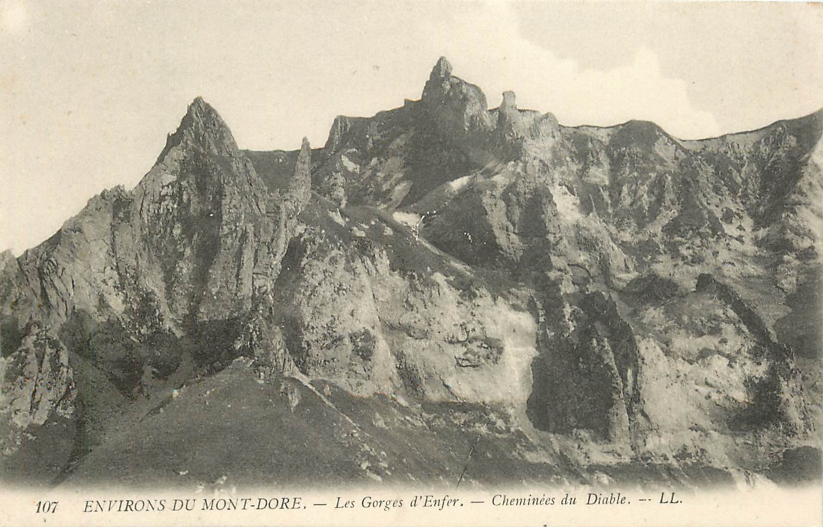 CPA Environs du Mont Dore Les Gorges d'Enfer Cheminees du Diable 