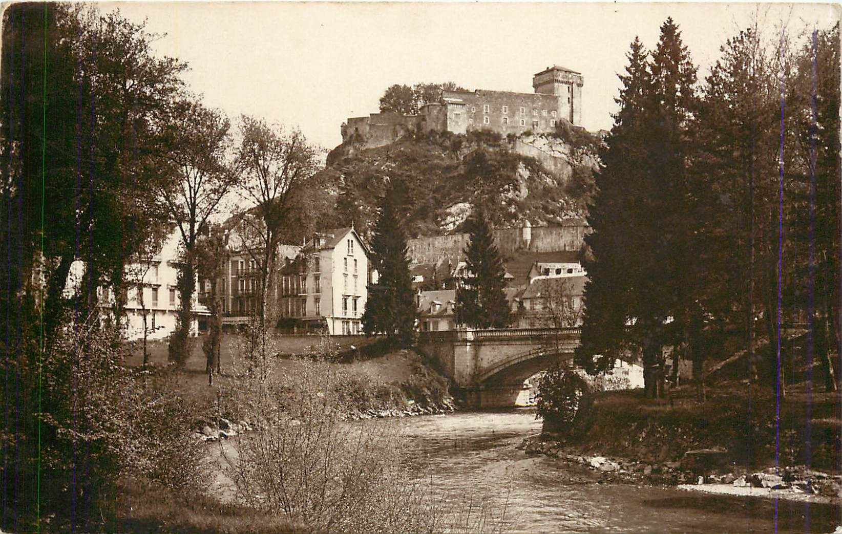 CPA Lourdes Le Chateau Fort et le Gave 