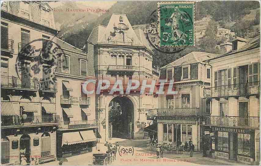 CPA Les Hautes Pyrenees Cauterets Place St Martin et Hotel du Parc Salon de coiffure