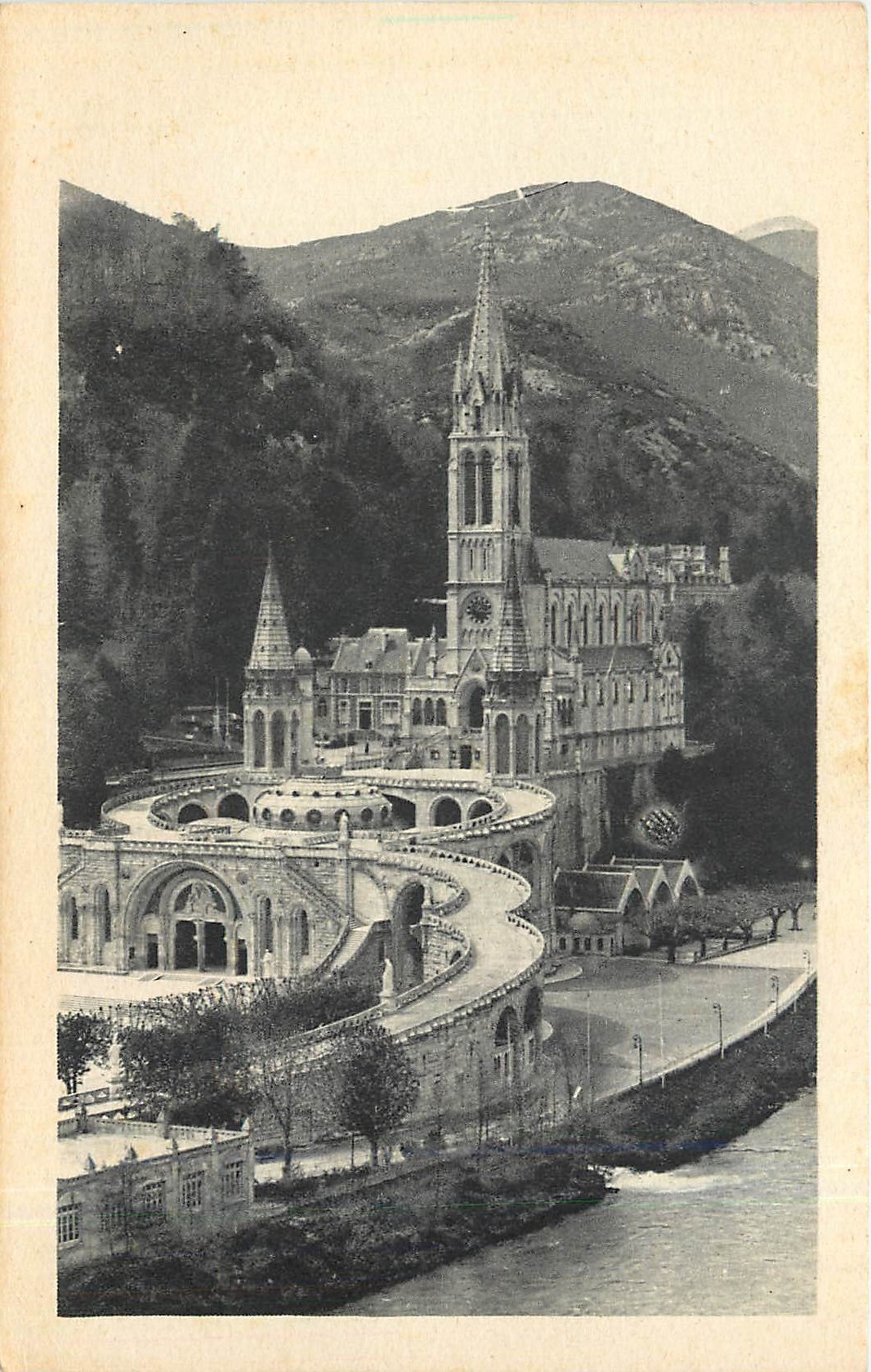 CPA Lourdes La Basilique et le Gave 