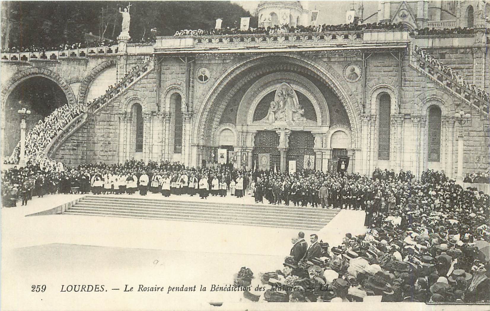 CPA Lourdes Le Rosaire pendant la Benediction 
