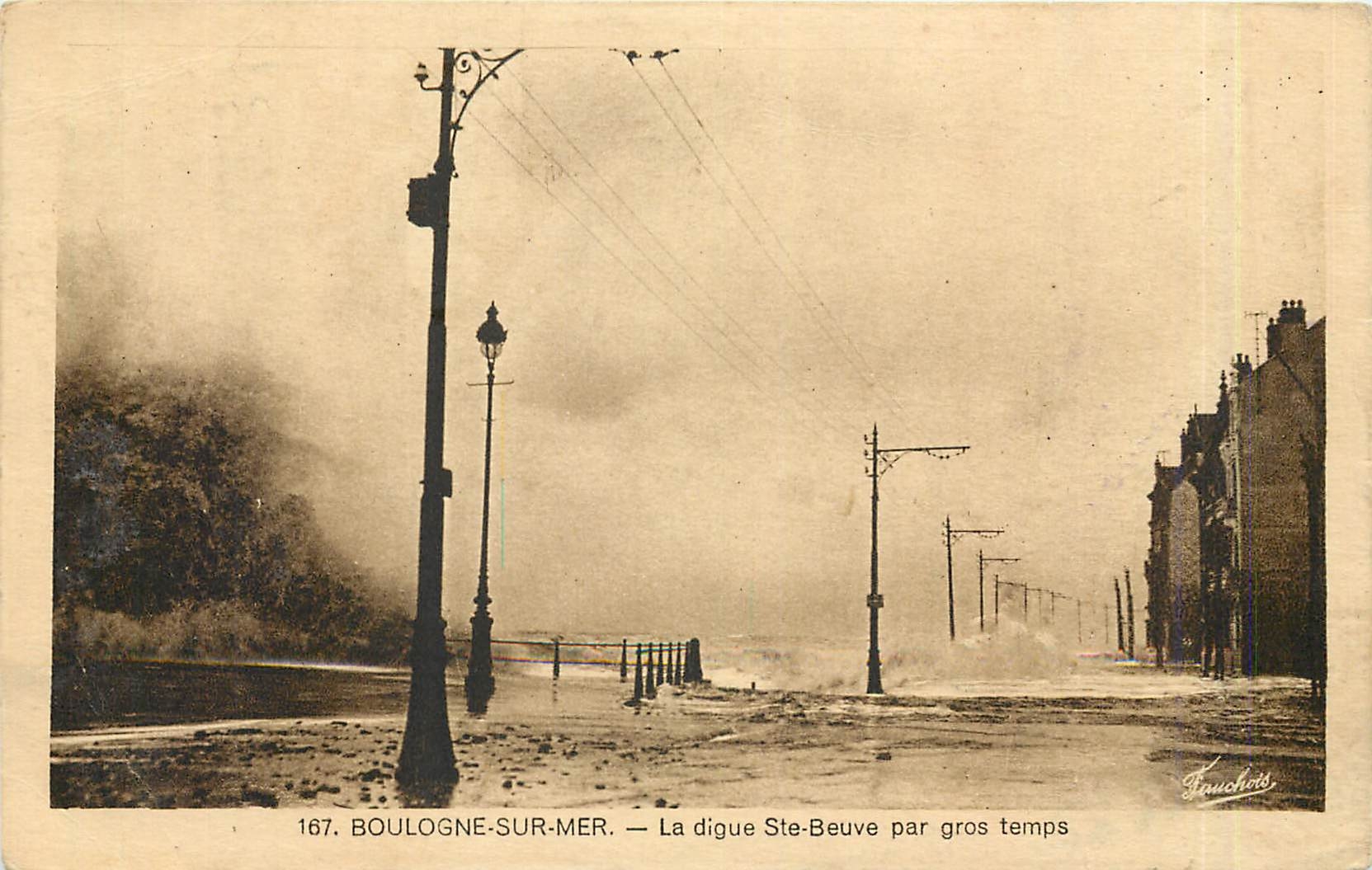BOULOGNE-SUR-MER — La digue Ste-Beuve par gros temps — Fauchots n°167