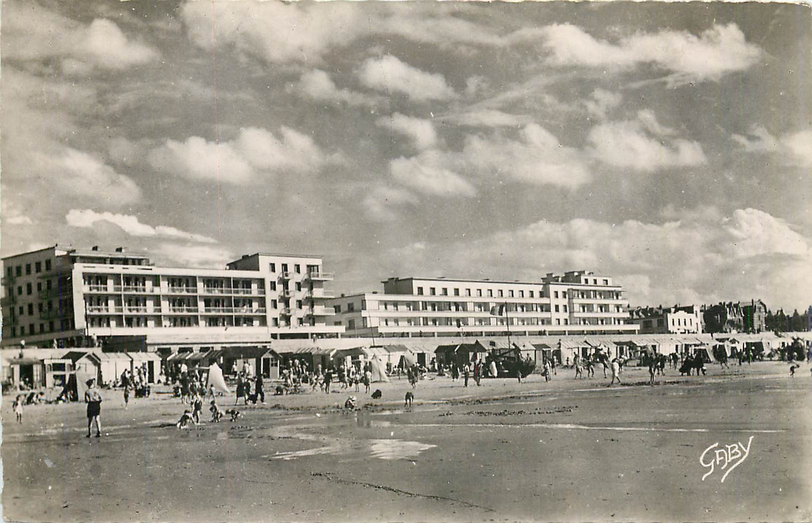 CPM Berck Plage P de C L'Esplanade vue de la Plage 
