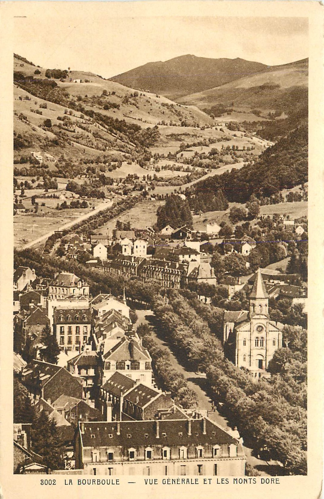 CPA La Bourboule Vue generale et les Monts Dore 