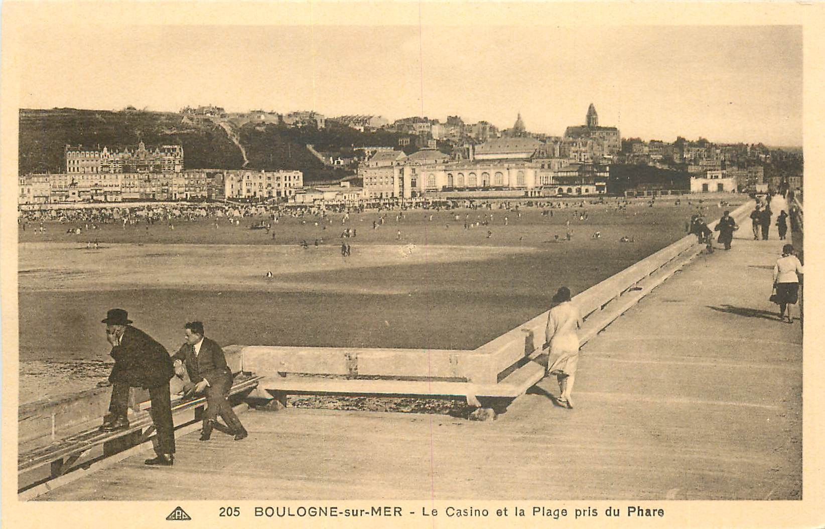 BOULOGNE-sur-MER - Le Casino et la Plage pris du Phare