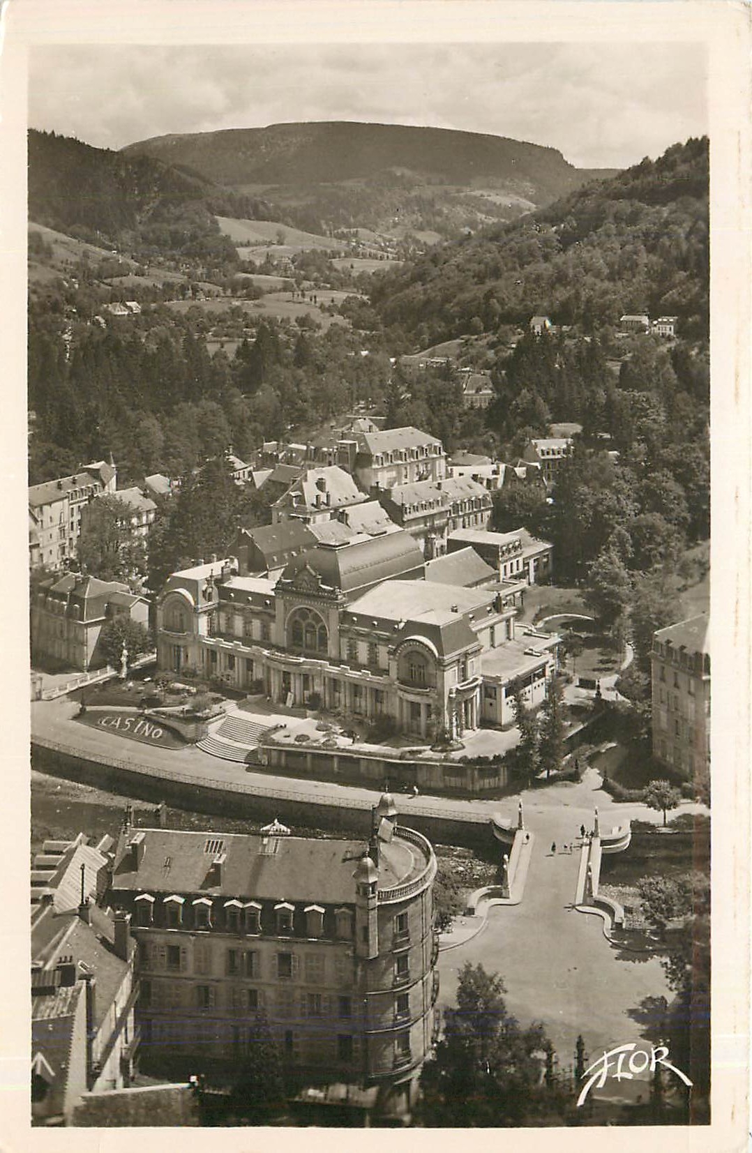 CPA La Bourboule P de C Vue plongeante sur le Casino 