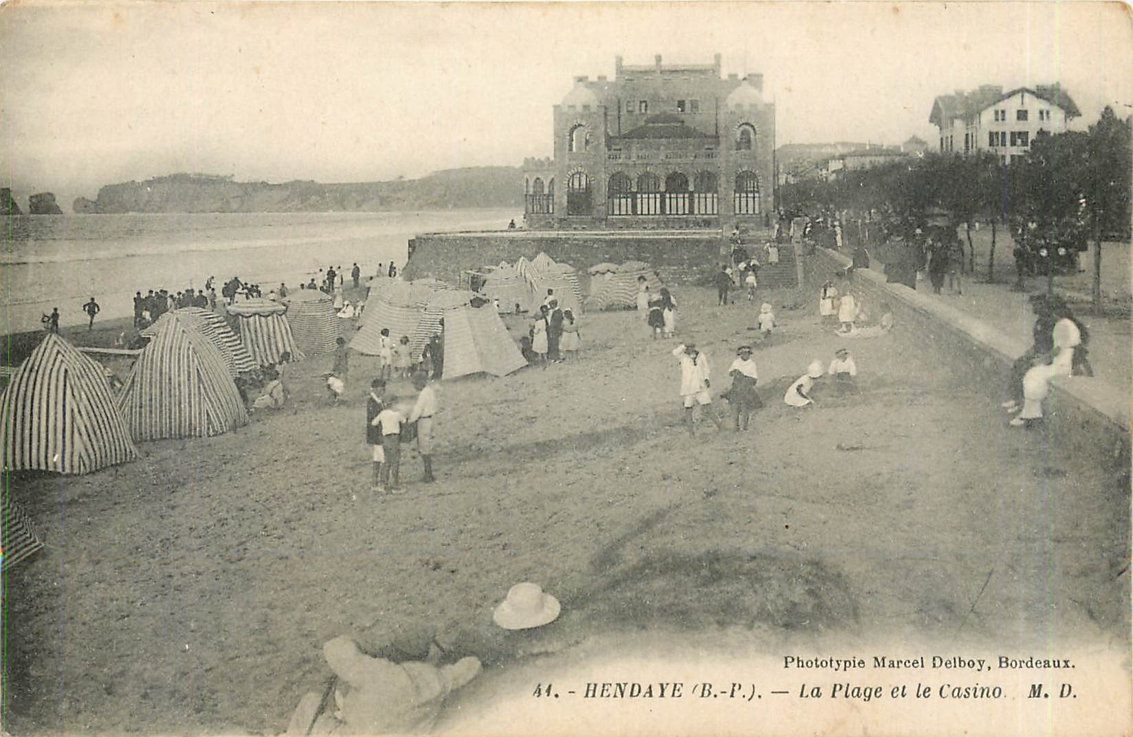 Hendaye (B.P.) — La Plage et le Casino — Phototypie Marcel Delbœy, Bordeaux. N° 44