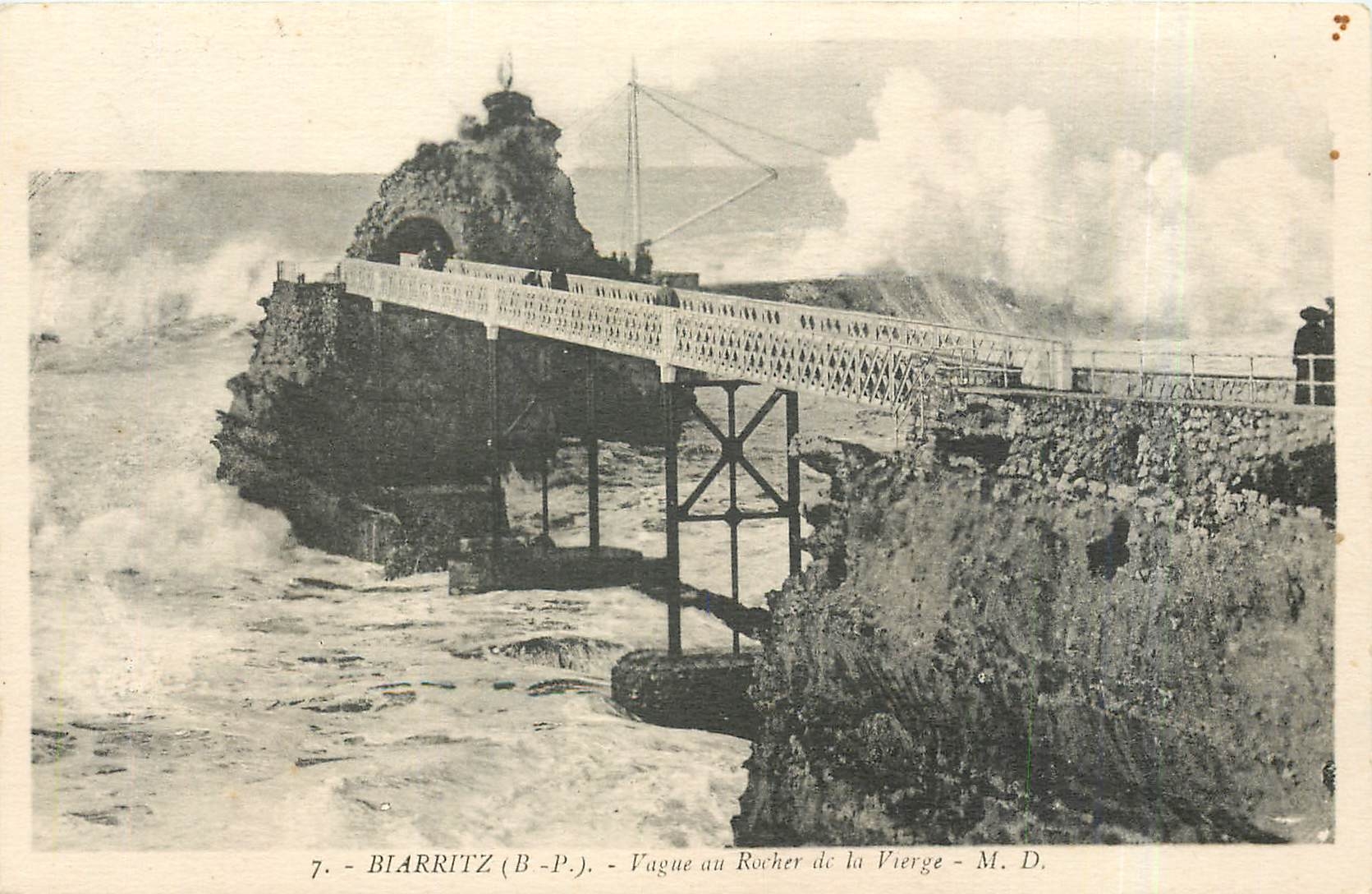 CPA Biarritz BP Vague au Rocher de la Vierge 