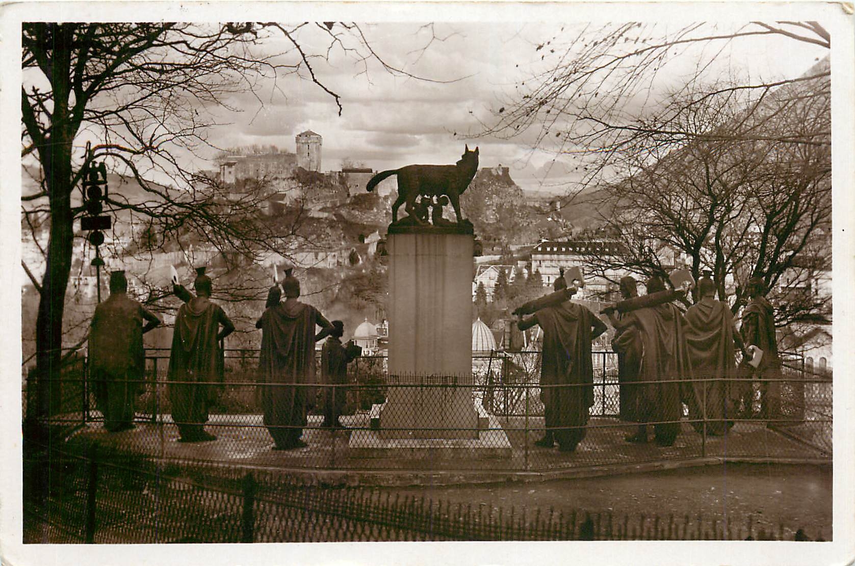 CPA Lourdes 1st Station du Calvaire et le Chateau Fort 