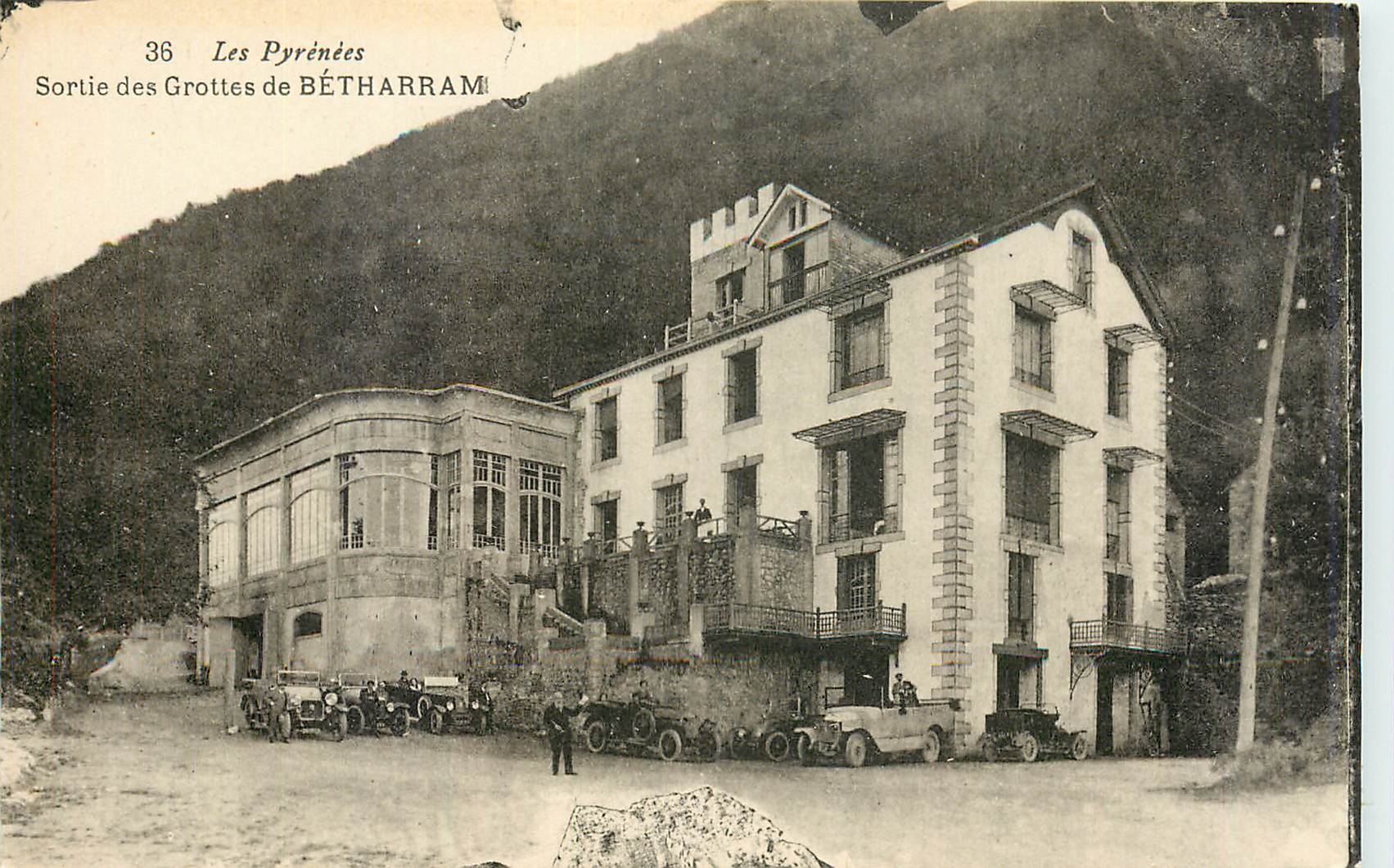 CPA Les Pyrenees Sortie des Grottes de Betharram 