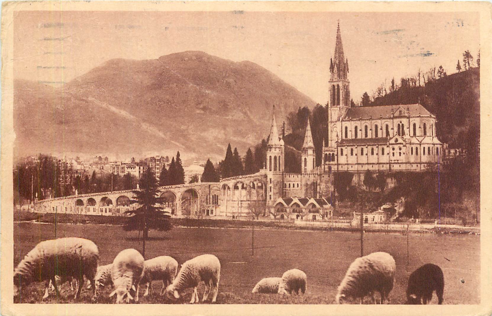 CPA Lourdes La Basilique et le Pic du Jer 