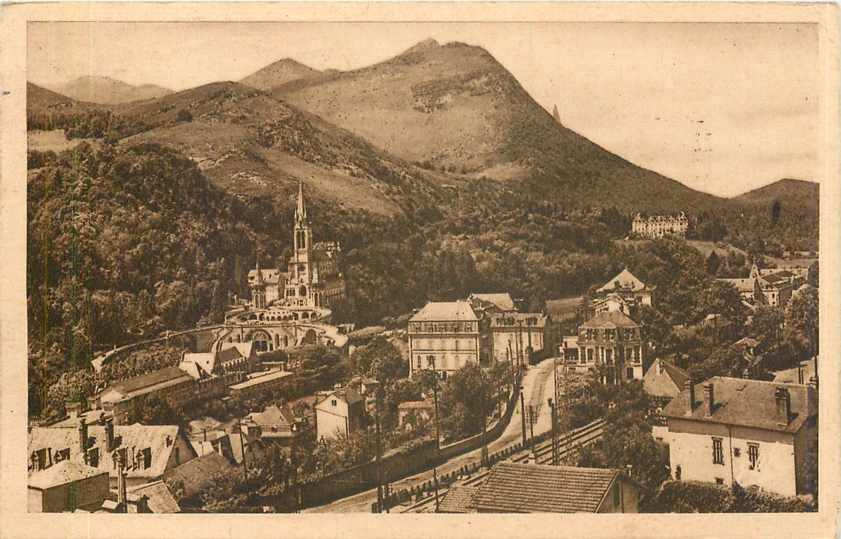 CPA Lourdes Vue generale sur la Basilique de la Route de Pau 
