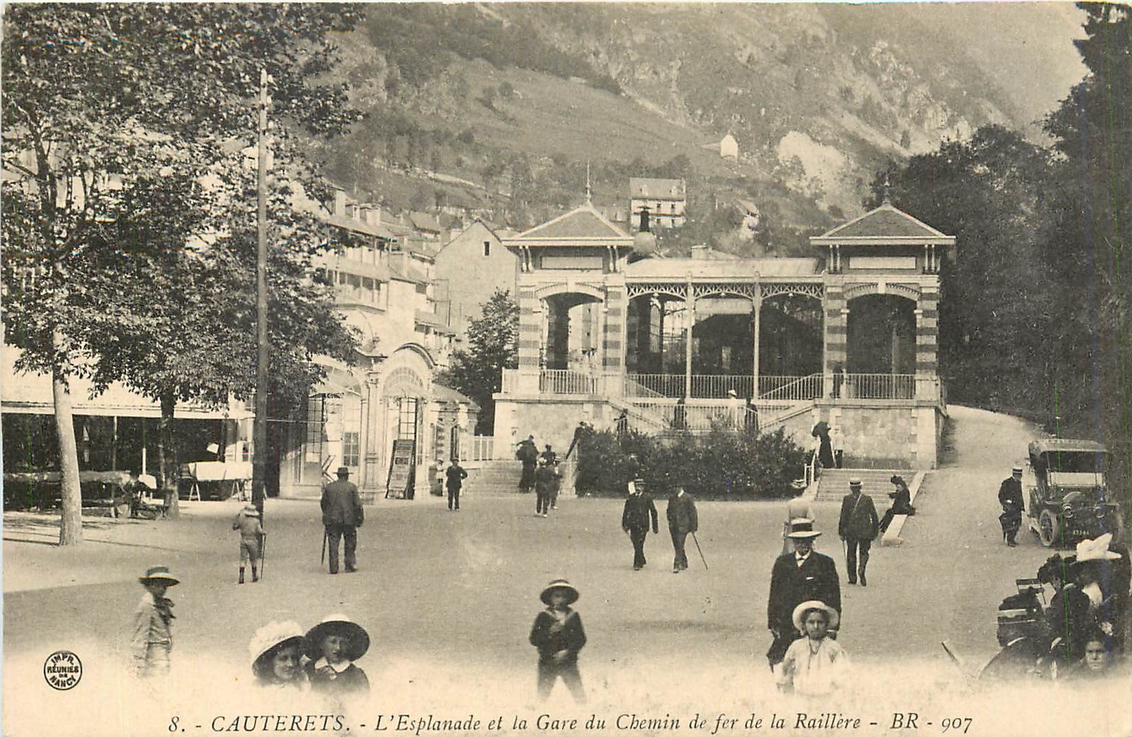 CPA Cauterets L'Esplanade et la Gare du Chemin de fer de la Raillere 