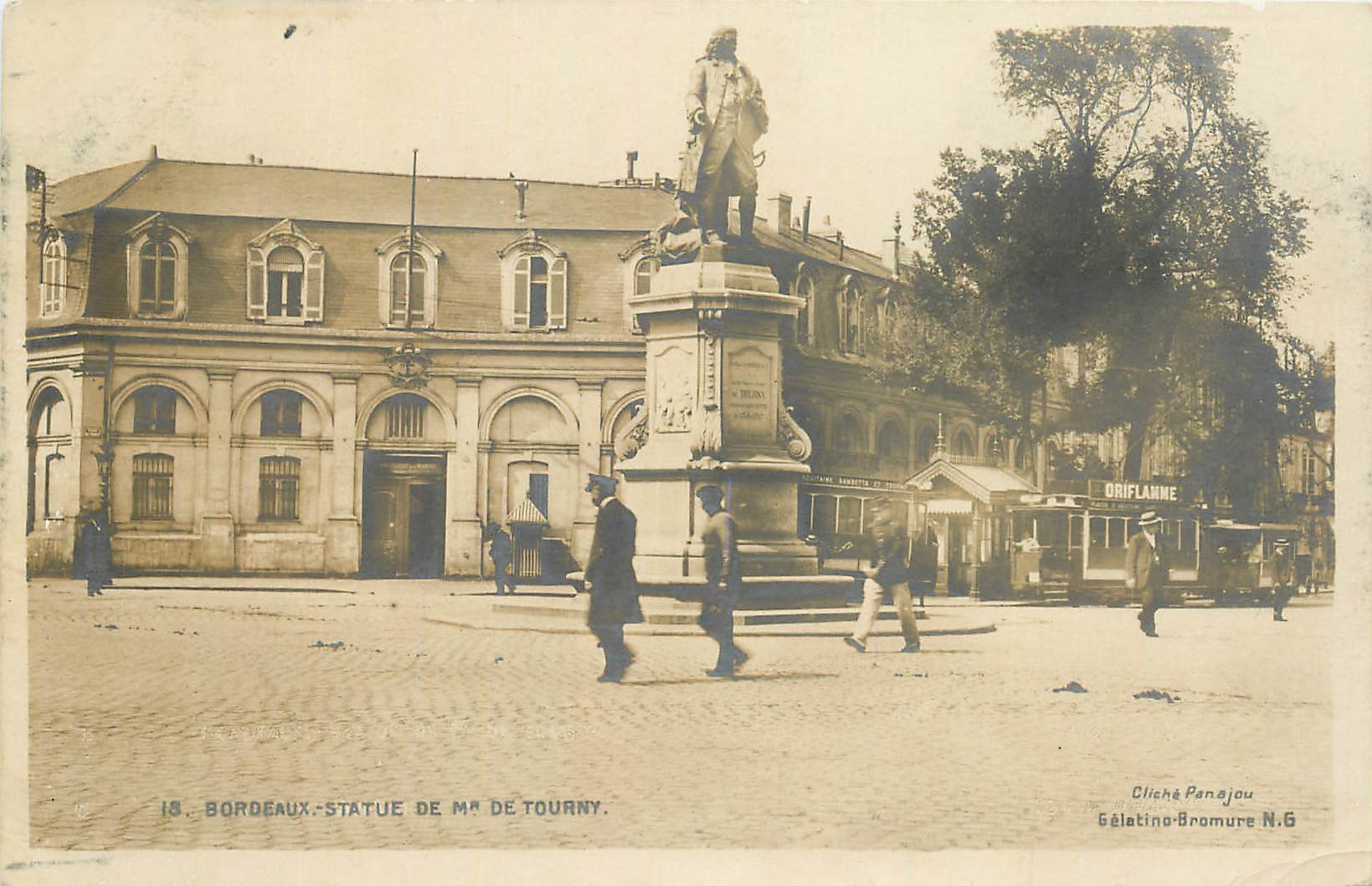 CPA Bordeaux Statue de Mme de Tourny 