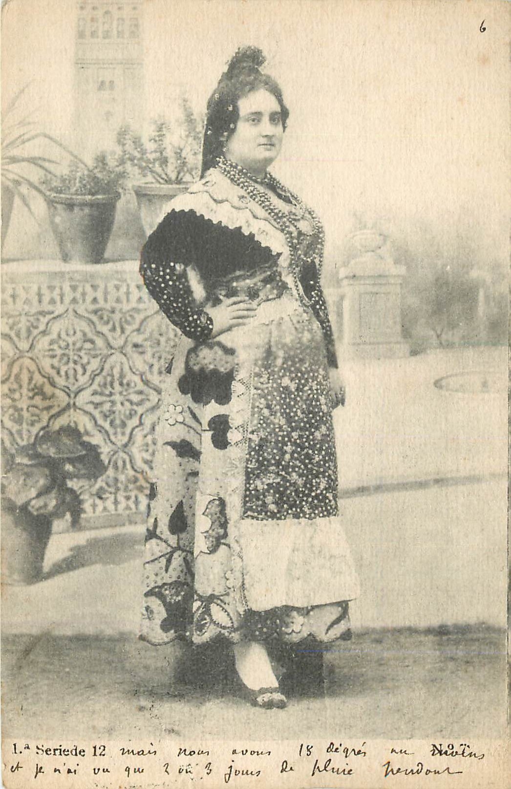 Femme en costume traditionnel — Série 12, n°6 — Éditeur : Mme PENDOUR