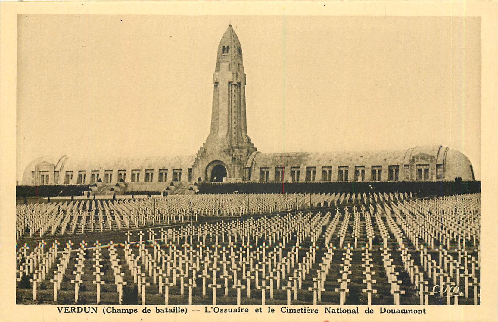 CPA Verdun Champs de bataille L'Ossuaire et le Cimetiere National de Douaumont 