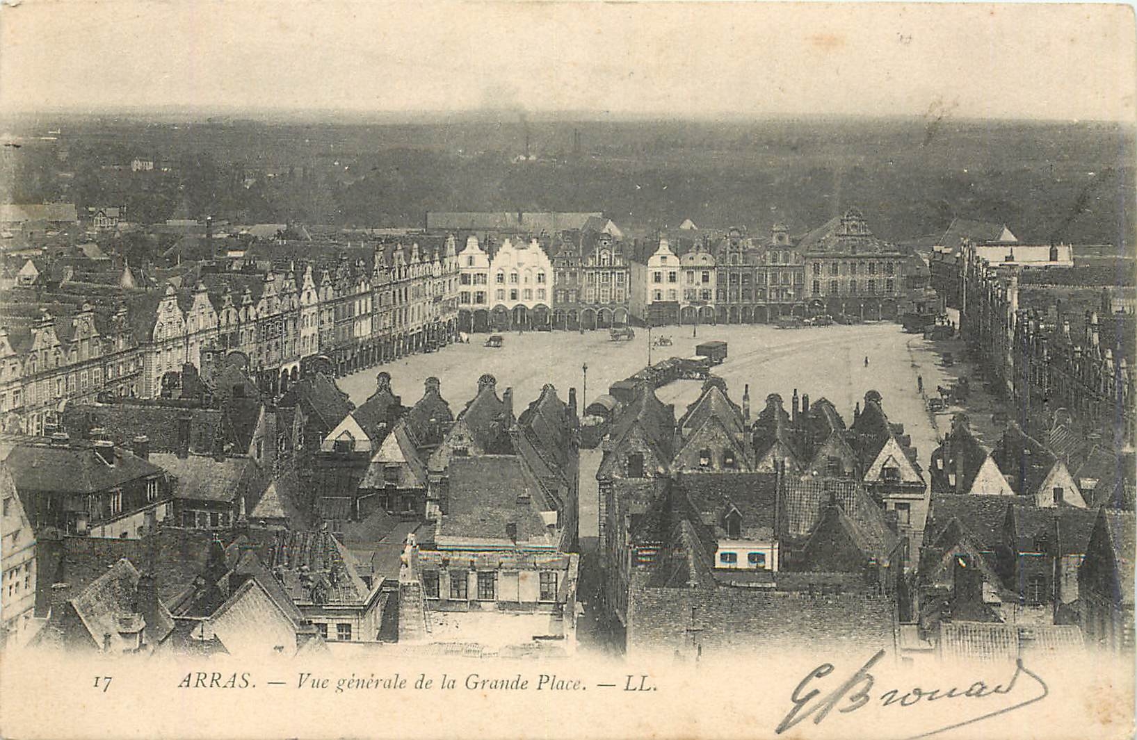 CPA Arras Vue generale de la Grande Place 