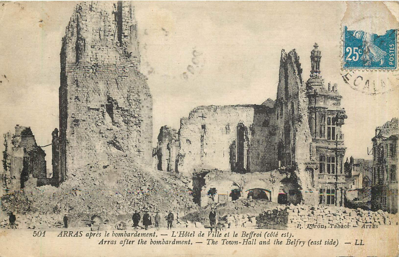Arras après le bombardement — L'Hôtel de Ville et le Beffroi (côté est) — P. Peron, Tabacos — 501