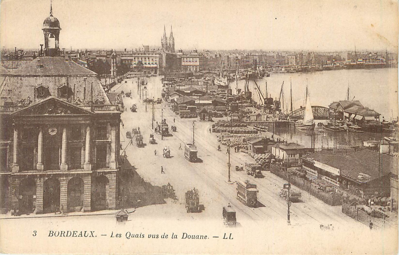 CPA Bordeaux Les Quais vus de la Douane Bateaux