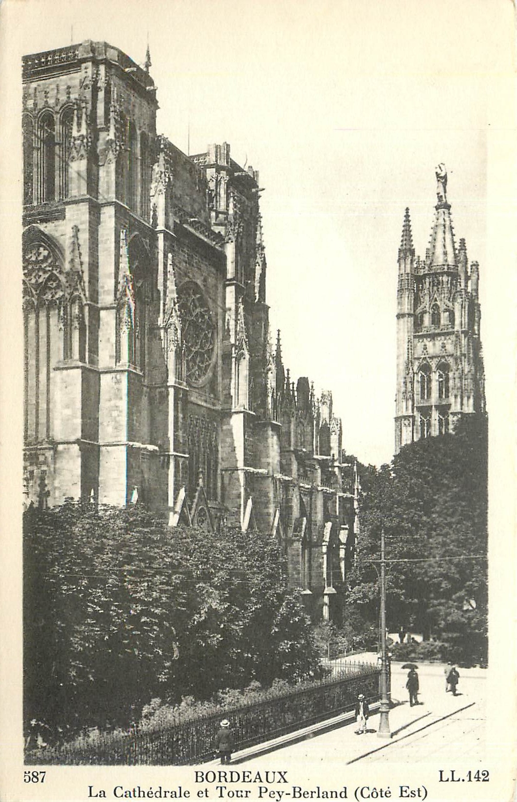 CPA Bordeaux La Cathedrale et Tour Pey Berland Cote Est 