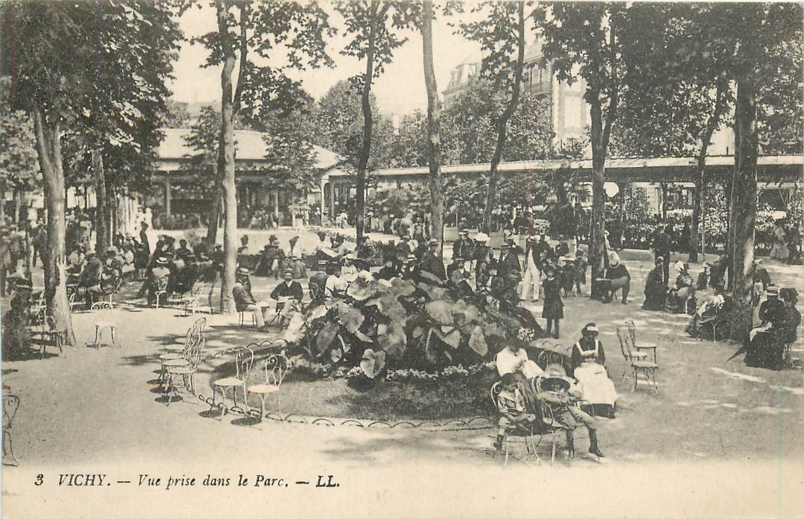 CPA Vichy Vue prise dans le Parc 