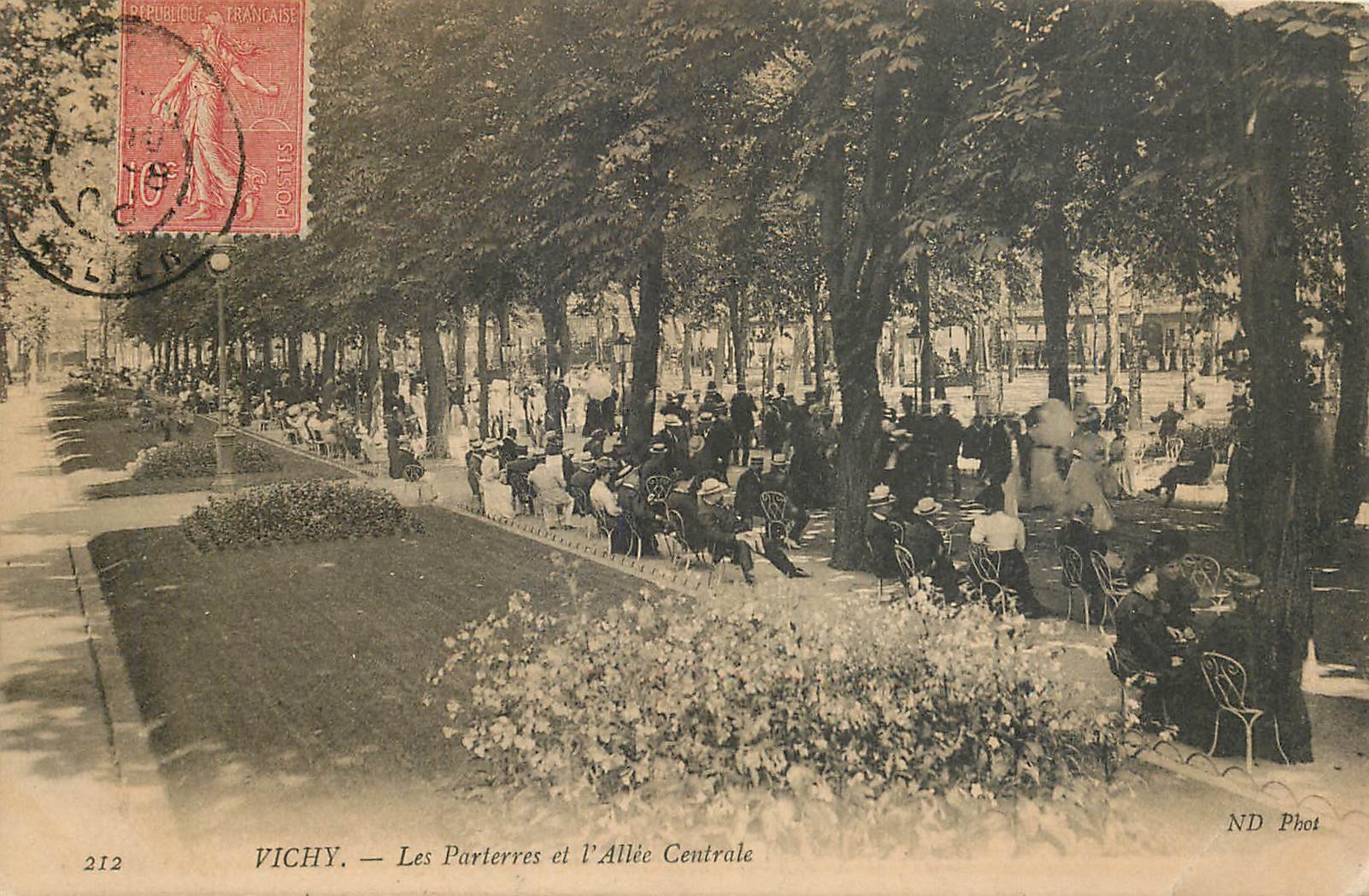 CPA Vichy Les Parterres et l'Allee Centrale 