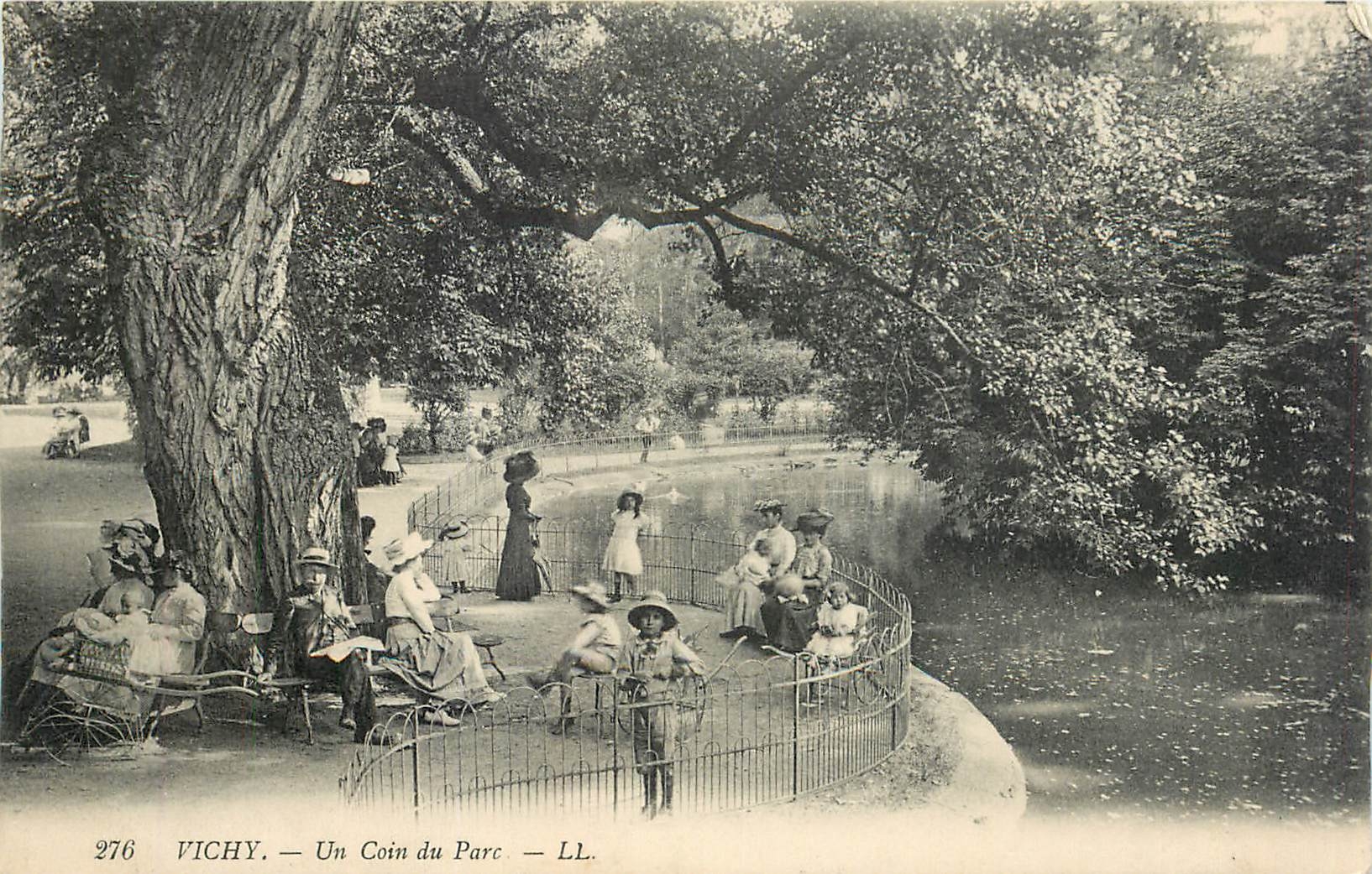 CPA Vichy Un Coin du Parc 
