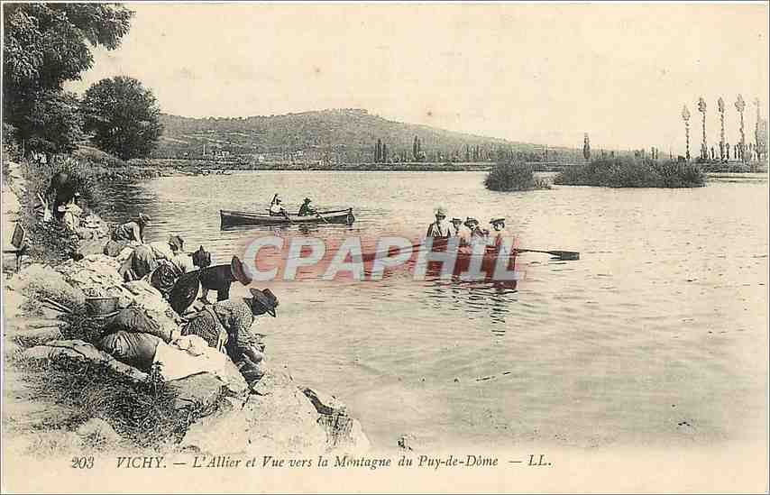 CPA Vichy L'Allier et Vue vers la Montagne du Puy de Dome 