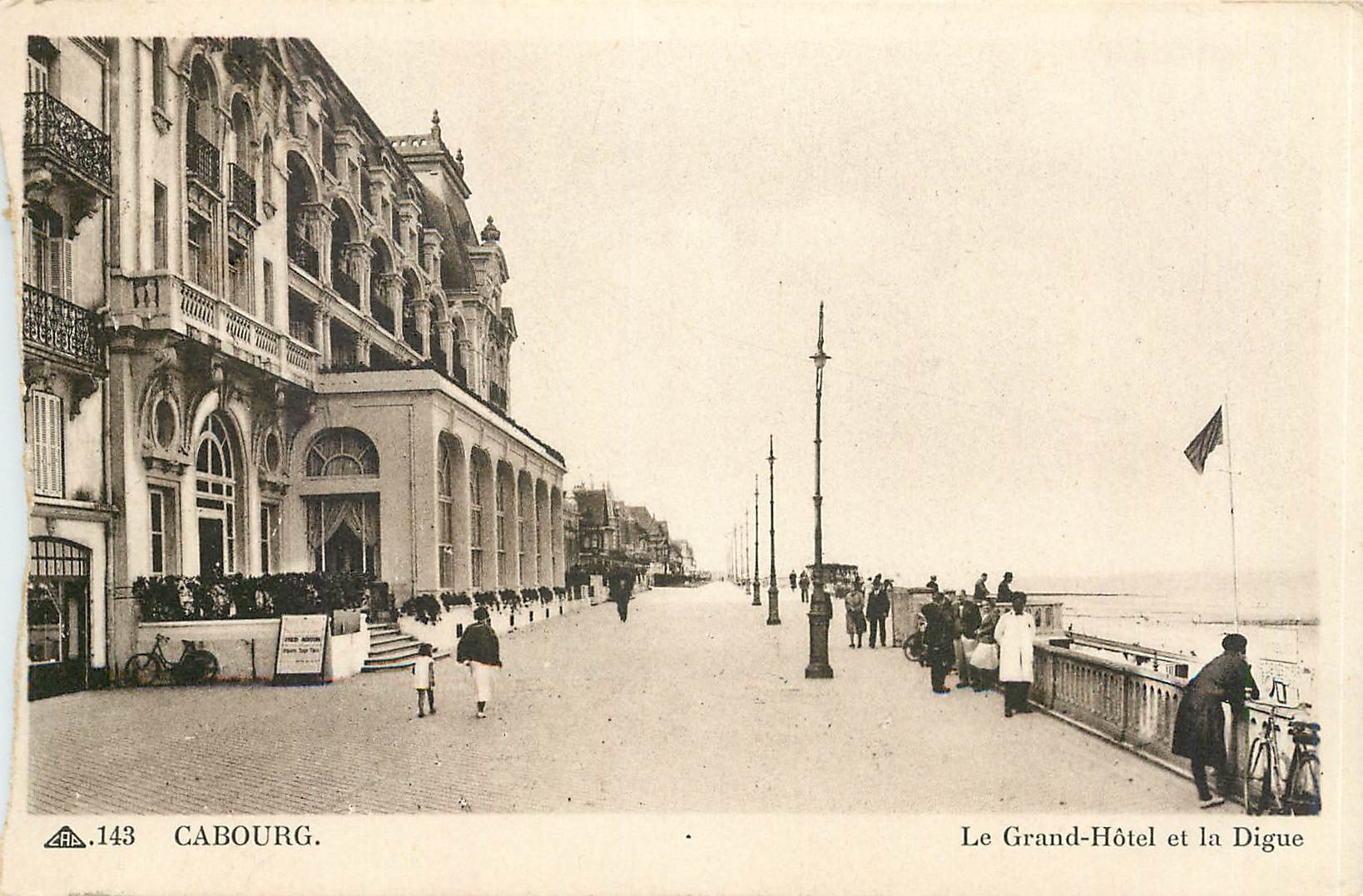 CPA Cabourg Le Grand Hotel et la Digue 