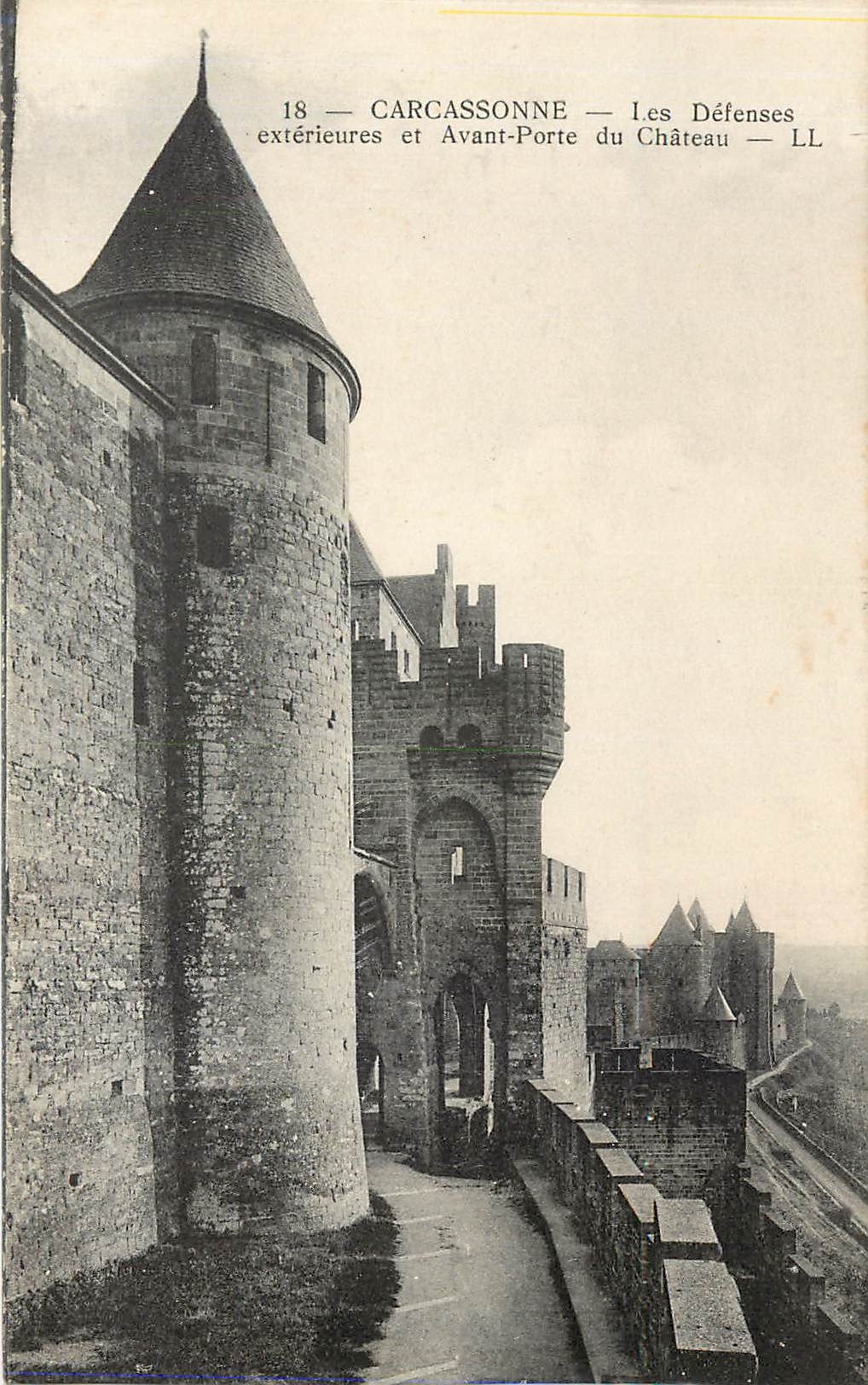 CPA Carcassonne Les Defenses exterieures et Avant Porte du Chateau 