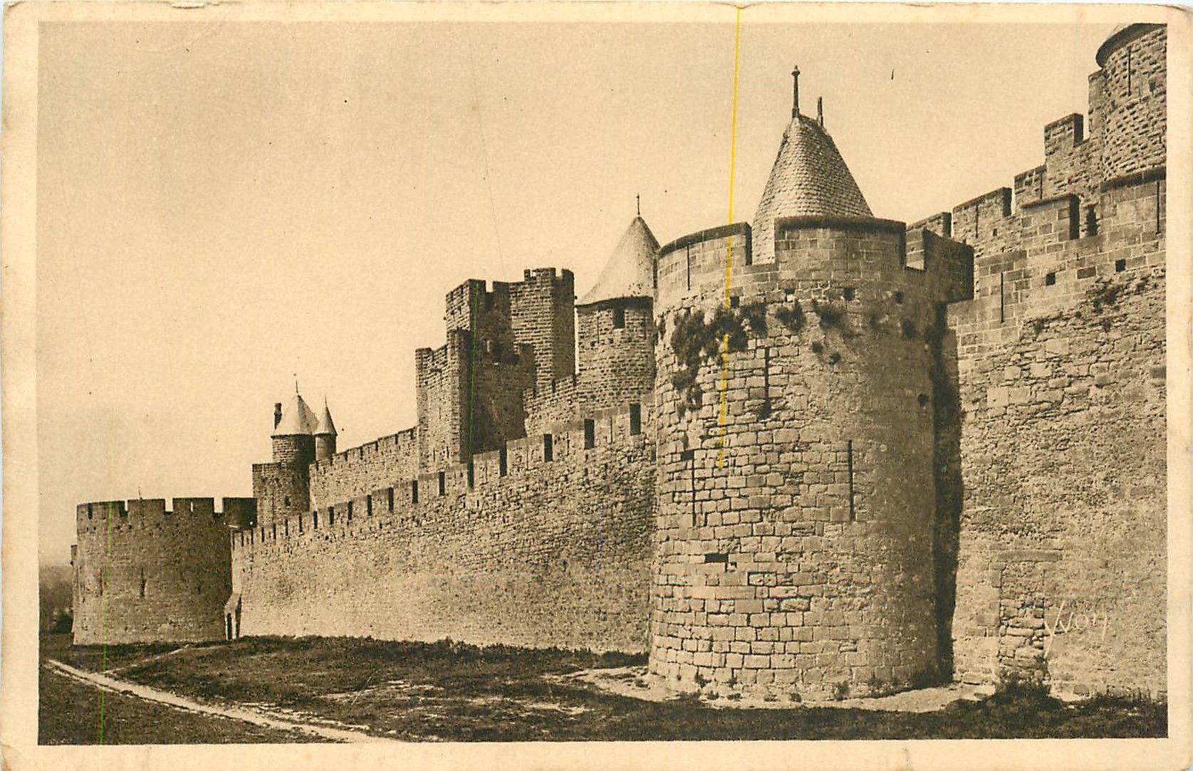 CPA Carcassonne Aude La Cite La Tour carree et les Hautes Lices 