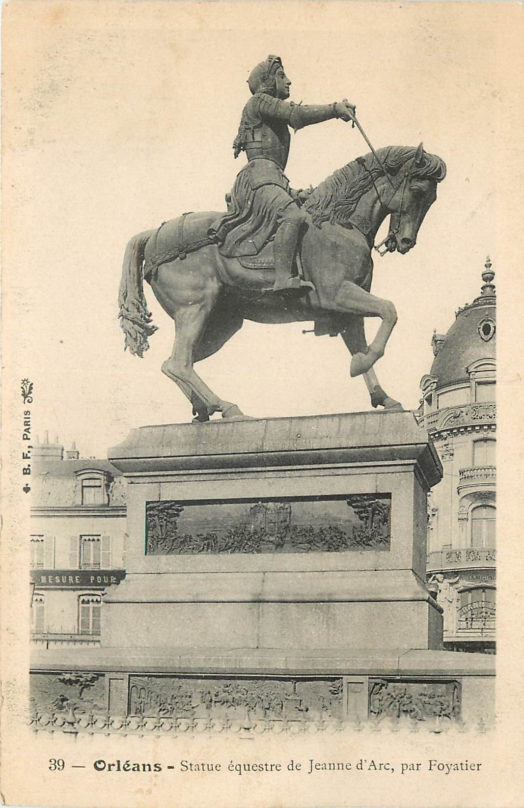 CPA Orleans Statue equestre de Jeanne d'Arc par Foyatier 