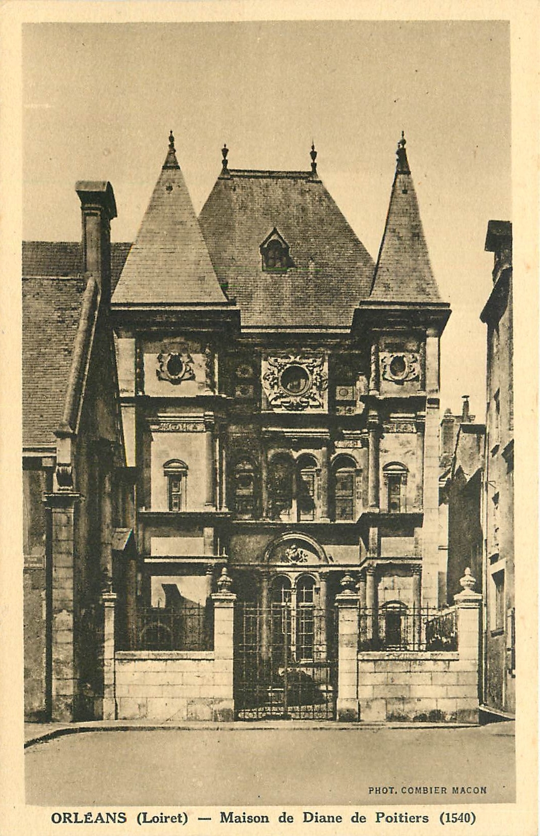 Orléans (Loiret) — Maison de Diane de Poitiers (1540) — Phot. Combier Macon