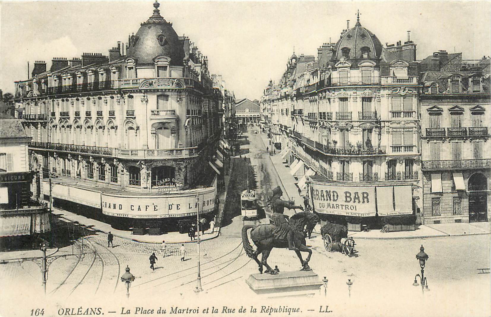 CPA Orleans La Place du Martroi et la Rue de la Republique 