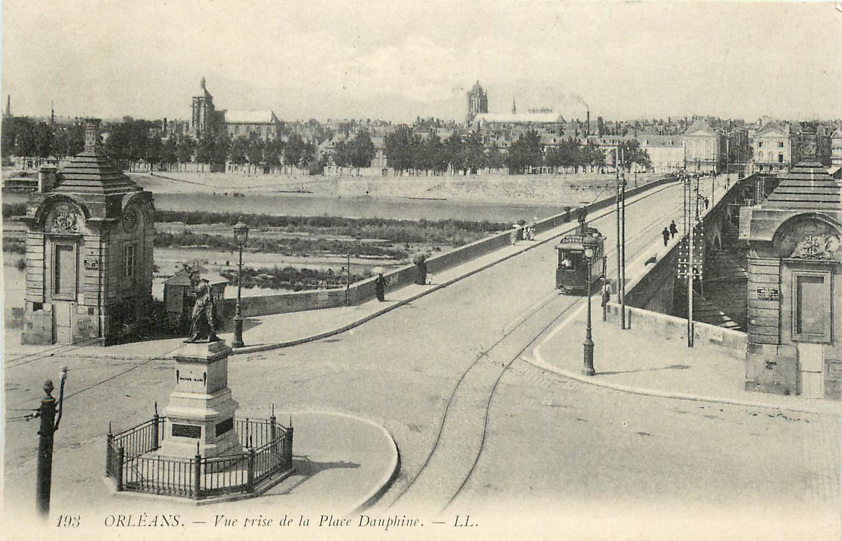 CPA Orleans Vue prise de la Place Dauphine Tramway